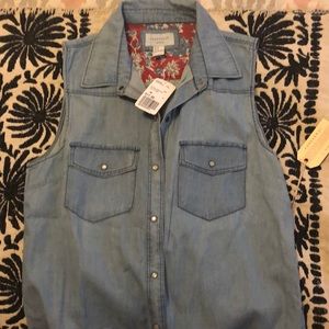 NWT Forever21 sleeveless chambray shirt size med